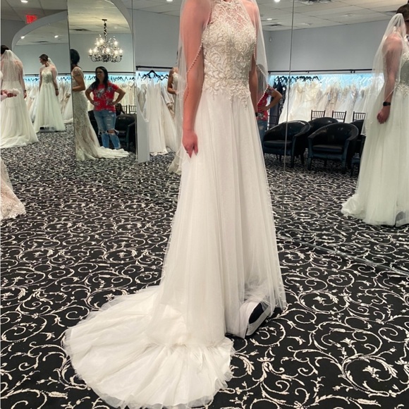 Brand new wedding dress.